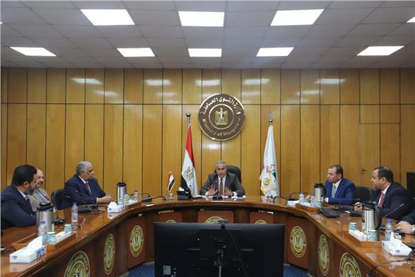 حسن شحاتة وزير القوى العاملة خلال لقائه بممثلي الشعبة العامة لالحاق العمالة المصرية بالخارج