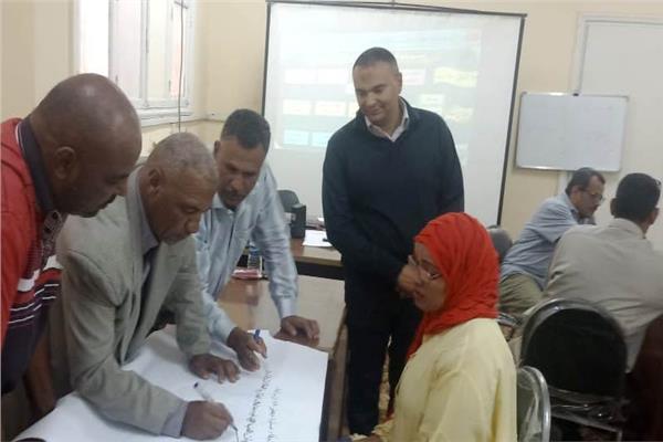 محافظ أسوان يكلف بمواصلة تنظيم الدورات التدريبية للعاملين