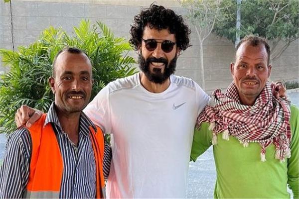 خالد النبوي مع العمال