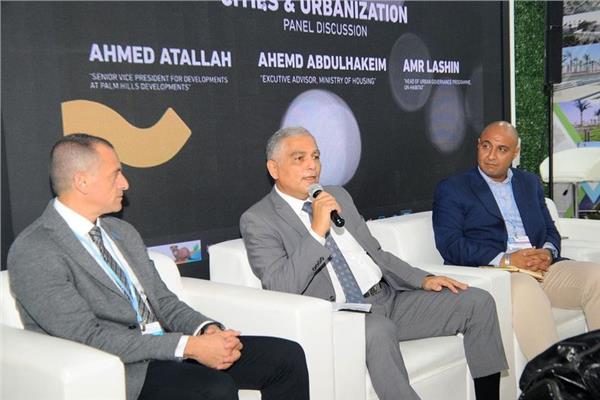  جانب من جلسة نقاشية للأسكان حول التحضر العمراني بالمدن