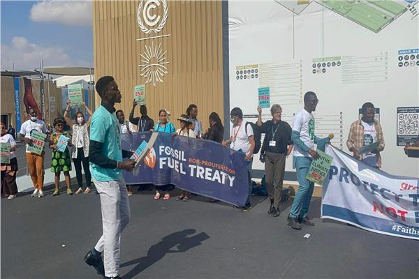 جانب من الوقفة السلمية للمطالبة اليوم بوقف عن استخدام الوقود الأحفوري