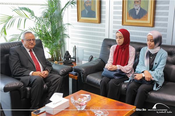 الدكتور أحمد زايد، مدير مكتبة الإسكندرية يستقبل الفائزين