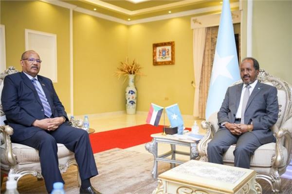 الرئيس الصومالي حسن شيخ محمود وعضو مجلس السيادة السوداني الفريق ابراهيم جابر