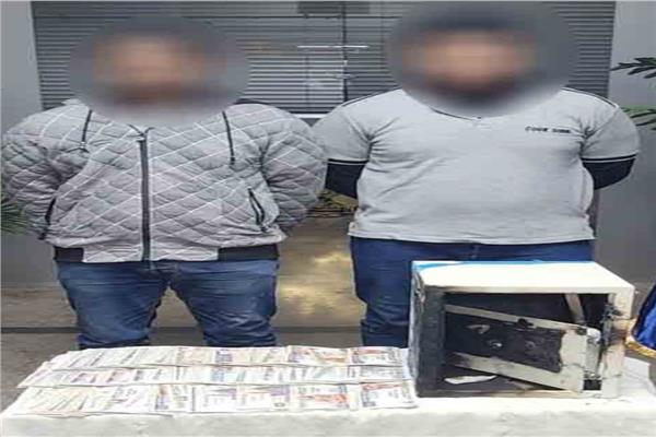 المتهمين وبحوزتهما المضبوطات