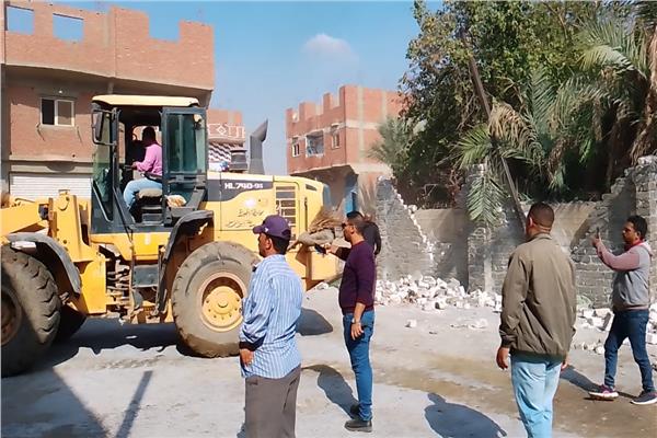 محافظة الجيزة تزيل 3 جمالون مخالف بأبو النمرس