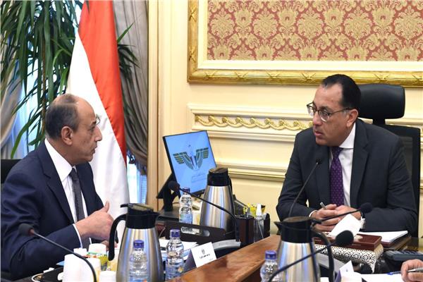 رئيس الوزراء خلال لقائه وزير الطيران