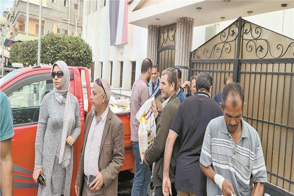إقبال على شراء الأرز بسعر مخفض من السيارات والمنافذ المتنقلة
