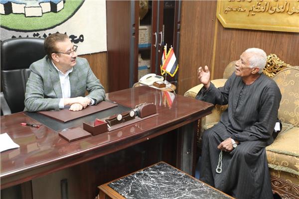 المحافظ يتلقي بالمواطنين