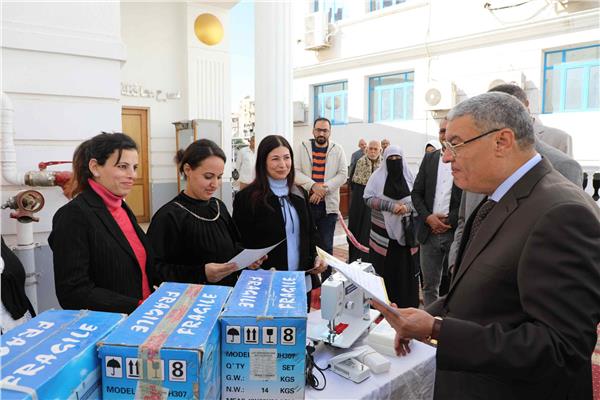  محافظ المنيا يسٌلم 14 مشروعًا للمتميزين في الدورات التدريبية