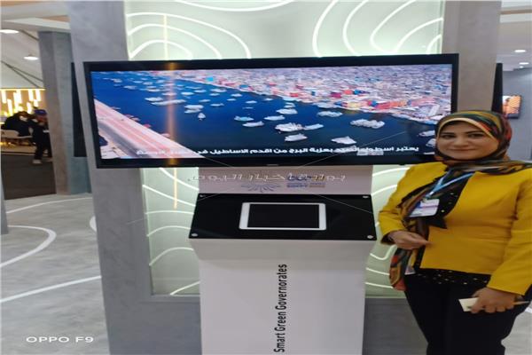 دعاء ممدوح وهي تشارك بمشروعها بالمنطقة الخضراء بقمة المناخ cop27 