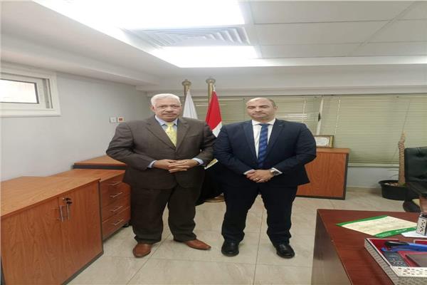 مدير القوى العاملة بأسيوط ومدير عام البريد