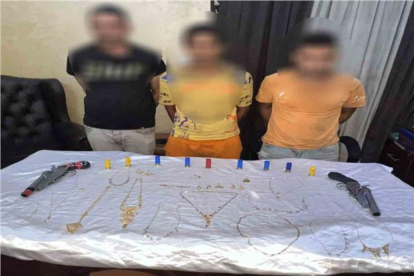 المتهمون وبحوزتهم المضبوطات