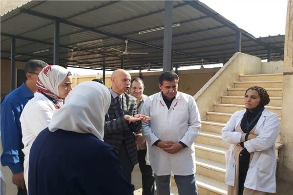وكيل وزارة الصحة بالشرقية خلال جولته بمستشفى بلبيس المركزي  