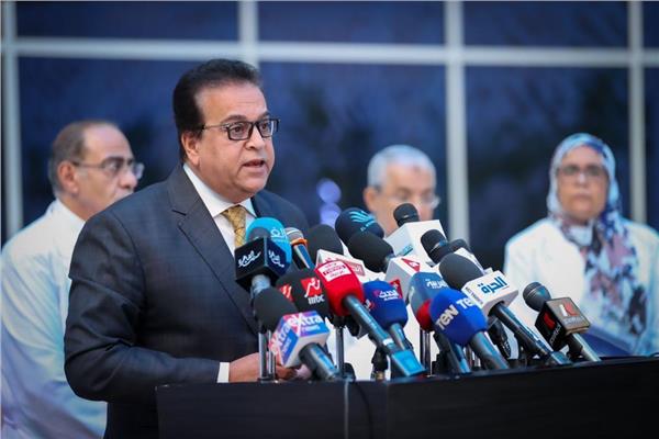 الدكتور خالد عبدالغفار وزير الصحة والسكان أثناء المؤتمر الصحفي