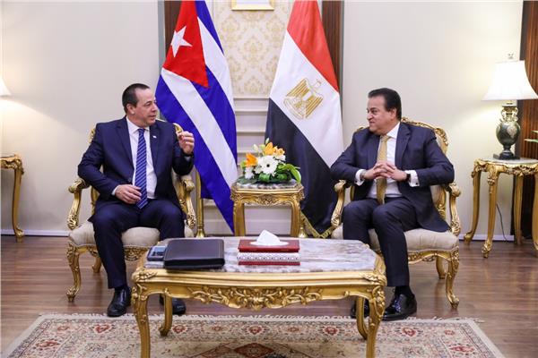الدكتور خالد عبدالغفار خلال لقاءه بنظيره الكوبي الدكتور خوسية أنخيل ميراندا