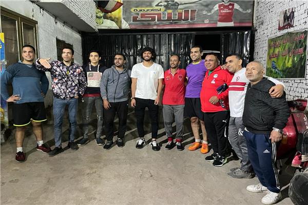 وصول  اللاعب محمد النني لاعب نادي الارسنال الانجليزي والمنتخب الوطني الي مقر إقامة أسرته