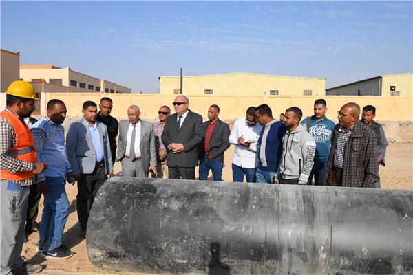  اللواء أشرف الداودي محافظ قنا  أثناء متابعة اعمال خط طرد الصرف الصحي 