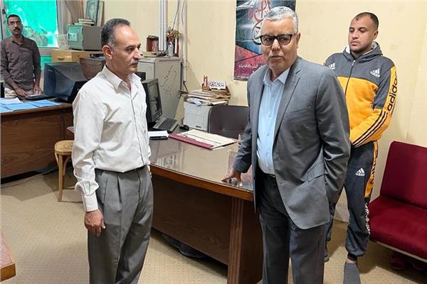 رئيس جامعة جنوب الوادي خلال متابعته انطلاق ماراثون انتخابات اتحاد الطلاب 
