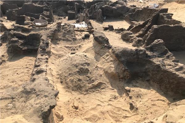 الكشف عن مقابر ودفنات ترجع لعصور مختلفة
