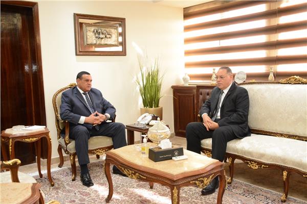 وزير التنمية المحلية ومحافظ الشرقية خلال اللقاء
