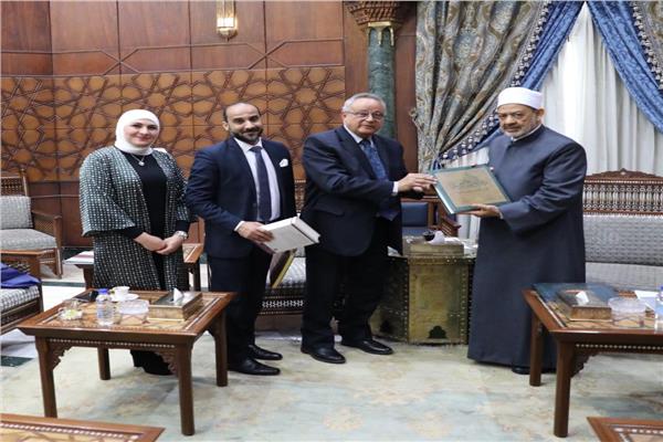شيخ الأزهر خلال لقاءه بمدير مكتبة الإسكندرية
