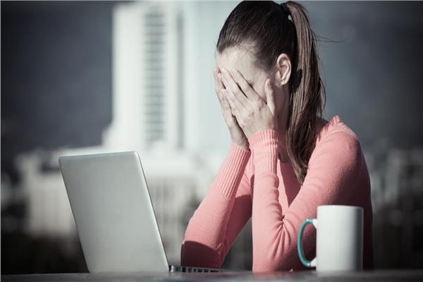  أضرار التوتر على فمك وأسنانك
