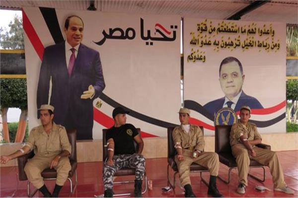 رجال الشرطة أثناء التبرع بالدم