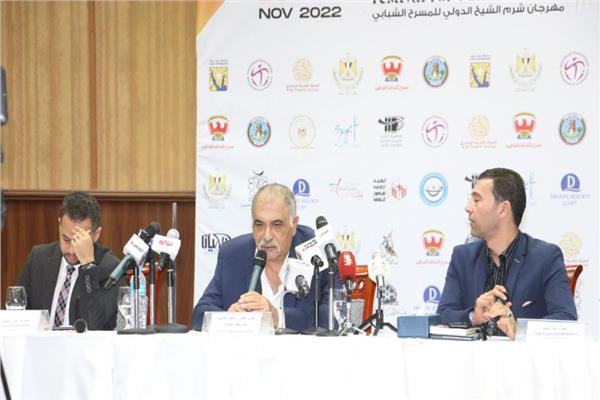 الفنان رياض الخولي خلال الندوة 