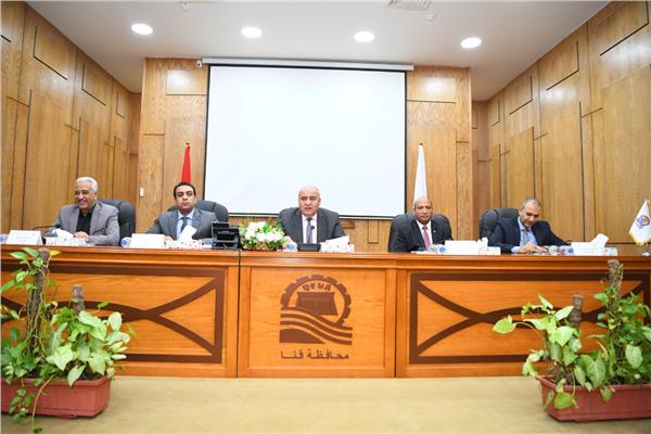 محافظ قنا يبحث تنفيذ هوية بصرية جديدة للمحافظة 
