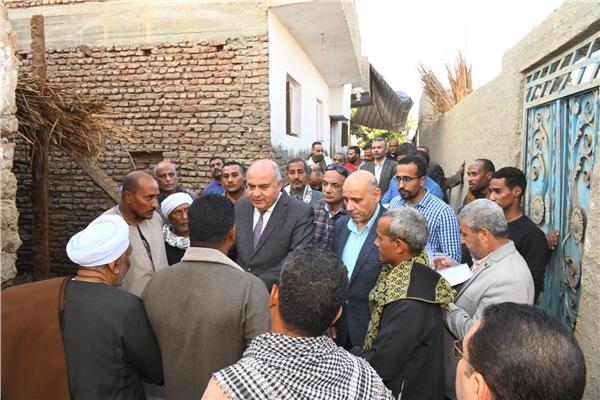 محافظ قنا يقدم واجب العزاء في ضحية المنزل المنكوبة بدندرة 