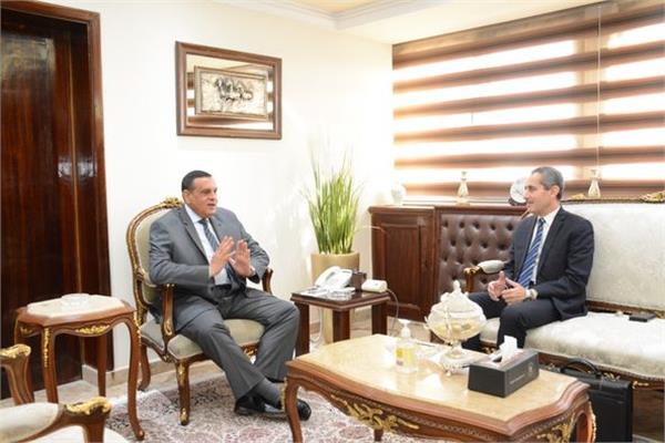 وزير التنمية المحلية  مع محافظ الغربية 