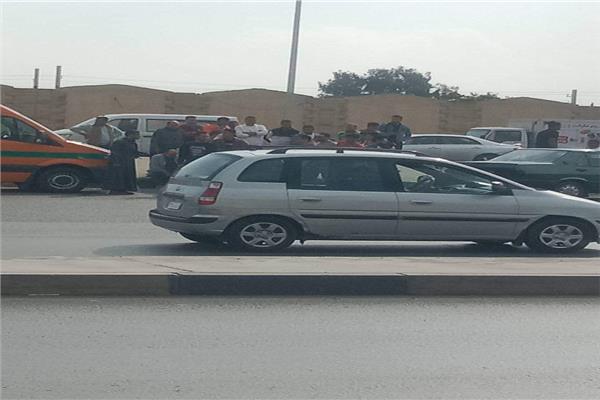 سيارة إسعاف تنقل مصاب بأحد الحوادث على الطريق