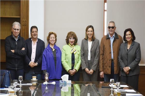 وزيرة الثقافة تلتقي أعضاء اللجنة العليا لمهرجان الأقصر للسينما الإفريقية 