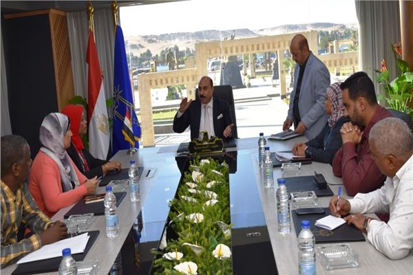 محافظ أسوان يقرر إحالة وقائع مخالفات الأتوبيس الطائر إلى النيابة 