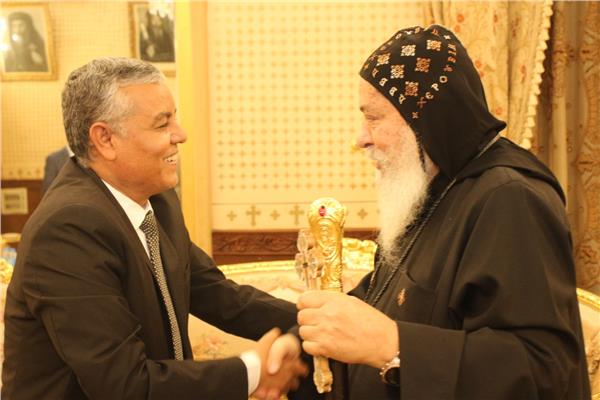 رئيس جامعة جنوب الوادي يستقبل نيافة الانبا شاروبيم 