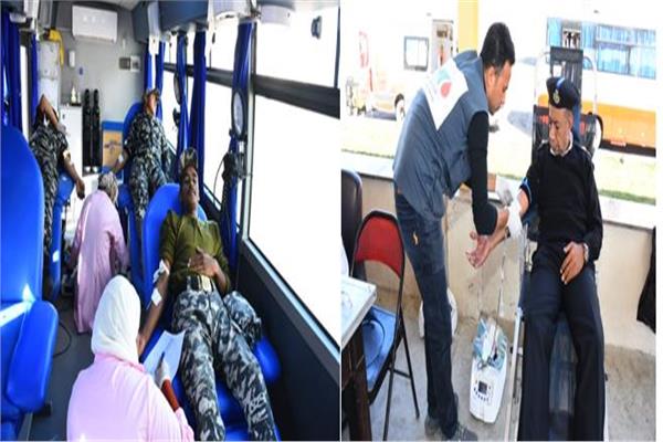 رجال الشرطة أثناء التبرع بالدم