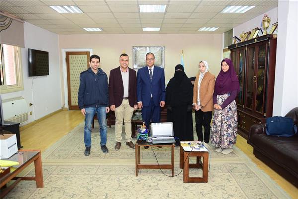 رئيس جامعة سوهاج يكرم طلاب كلية العلوم