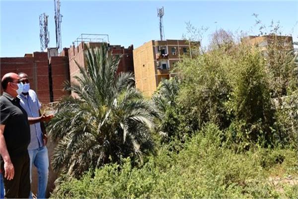 محافظ أسوان يعلن موافقة وزير التعليم لإنشاء مجمعات للمدارس بالحصايا