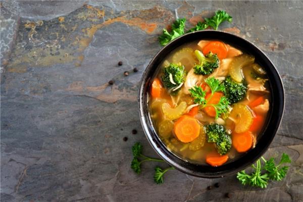 طريقة عمل شوربة الشوفان بالدجاج والخضار 