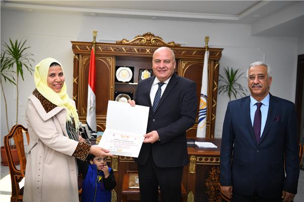 محافظ قنا أثناء تكريم الأم المثالية
