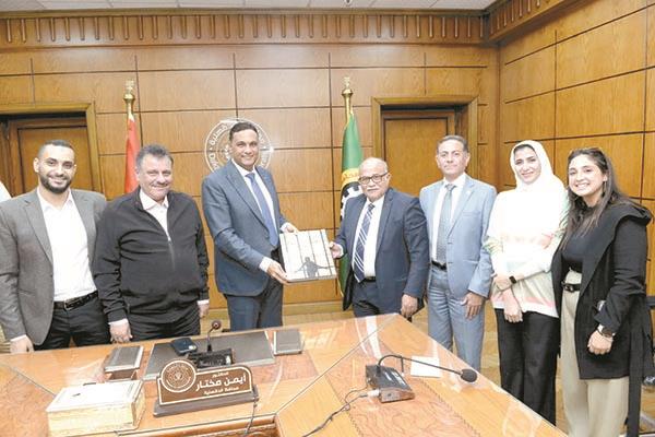 محافظ الدقهلية مع وفد كلية الفنون الجميلة بجامعة الإسكندرية