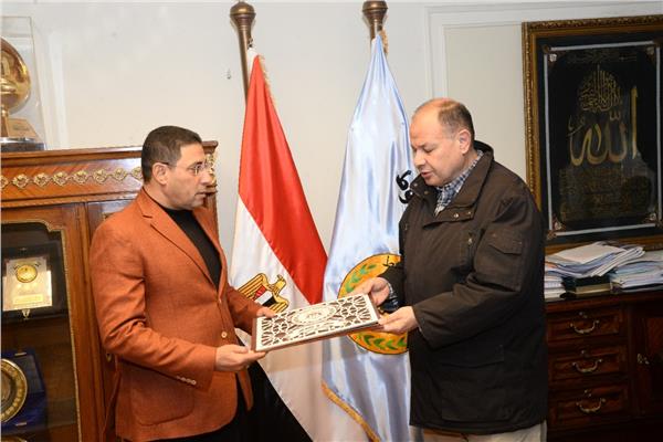محافظ أسيوط يكرم وكيل وزارة الشباب والرياضة على مجهوداته خلال فترة عملة بالمحافظة 