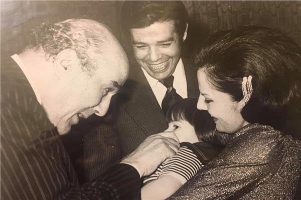 مصطفى أمين وإبراهيم سعده وزوجته وابنته