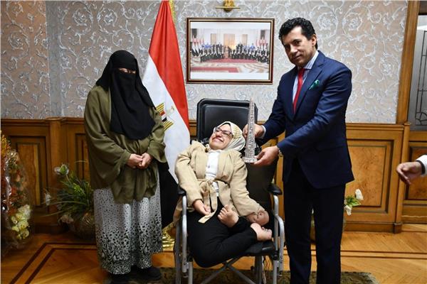 وزير الشباب والرياضة يكرم طالبة ذوي الهمم والقدرات