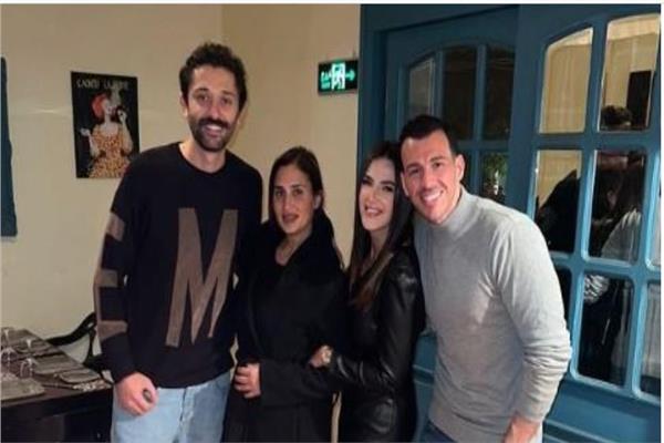الفنانة دنيا سميرغانم وزوجها برفقة كريم محمود عبد العزيز وزوجته