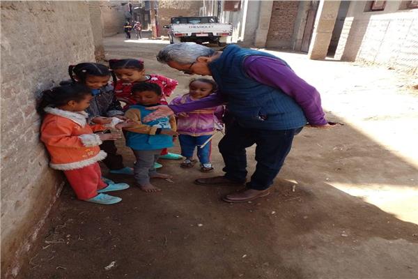 مدير صحة قنا خلال حديثه مع الأطفال