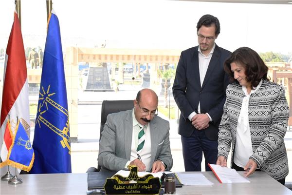 أثناء توقيع الاتفاقية