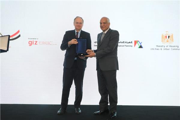 سفير الاتحاد الأوروبى يسلم درع تكريم لمحافظ الجيزة