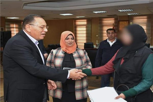 أثناء توزيع وحدات سكنية للأسر الأولى بالرعاية