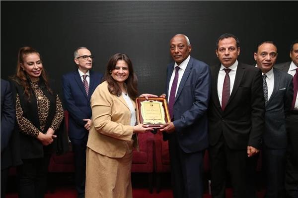 وزيرة الهجرة 